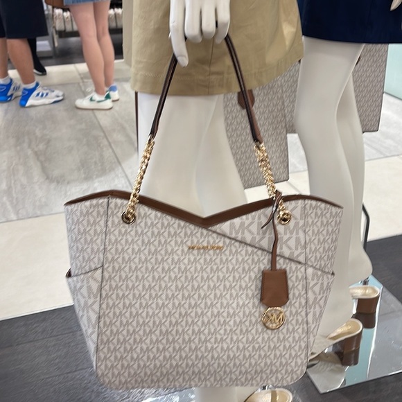 Michael Kors Jet Set Travel Large Chained Tote Shoulder Bag MK Vanilla 
NWT - Picture 7 of 16